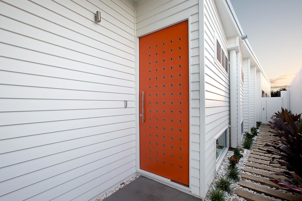 Стильный дизайн: входная дверь среднего размера в современном стиле с белыми стенами, бетонным полом, одностворчатой входной дверью и красной входной дверью - последний тренд