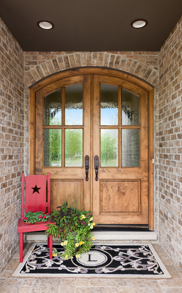 Diseño de puerta principal tradicional de tamaño medio con puerta doble y puerta de madera en tonos medios