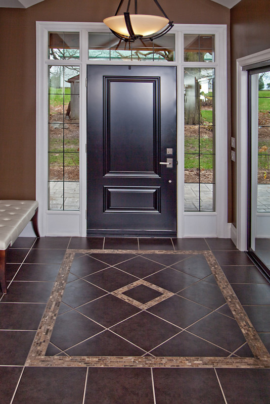 Inspiration pour une entrée traditionnelle avec un mur marron, un sol en carrelage de céramique, une porte simple et une porte noire.