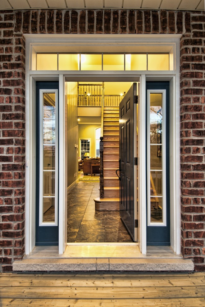 Idéer för en mellanstor klassisk ingång och ytterdörr, med klinkergolv i keramik, en enkeldörr och en blå dörr
