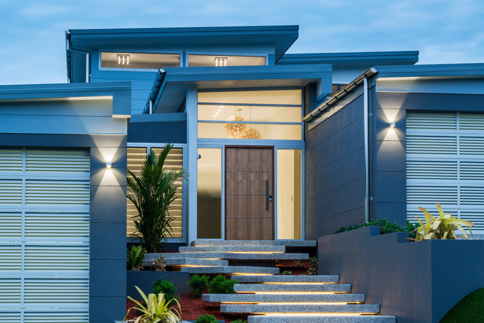 Mittelgroße Moderne Haustür mit grauer Wandfarbe, Betonboden, Drehtür, hellbrauner Holzhaustür und weißem Boden in Cairns