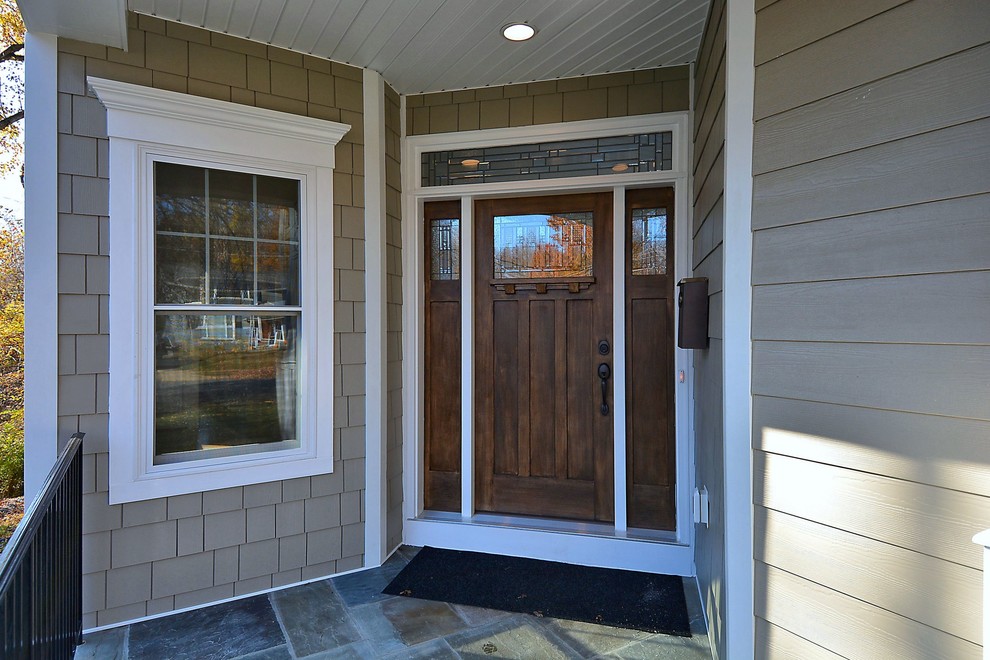 Ispirazione per una piccola porta d'ingresso stile americano con pavimento in legno massello medio, una porta singola e una porta in legno scuro