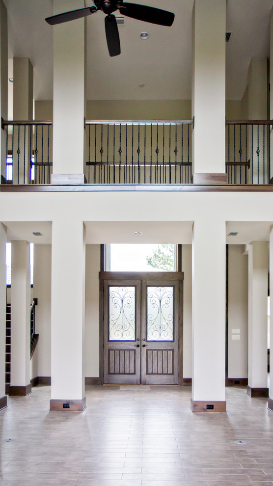 Mittelgroße Maritime Haustür mit weißer Wandfarbe, Keramikboden, Doppeltür und dunkler Holzhaustür in Jacksonville