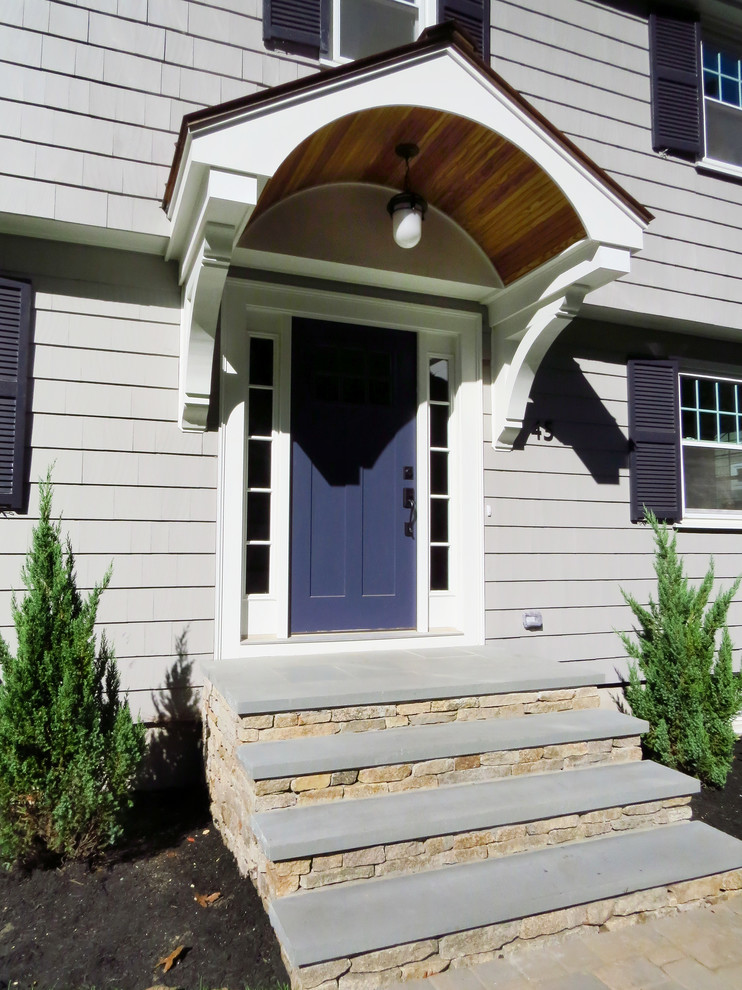 На фото: входная дверь в классическом стиле с серыми стенами, одностворчатой входной дверью и синей входной дверью с