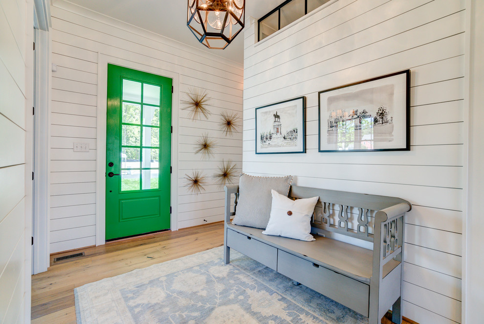 На фото: фойе среднего размера в стиле кантри с белыми стенами, светлым паркетным полом, одностворчатой входной дверью, зеленой входной дверью и коричневым полом