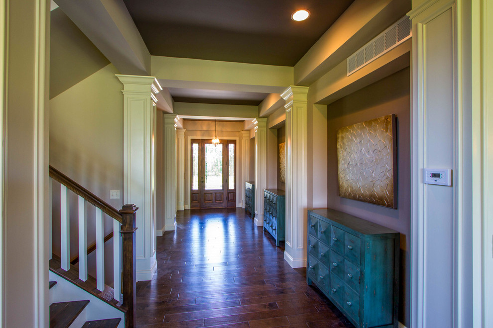 Imagen de hall clásico renovado de tamaño medio con paredes púrpuras, suelo de madera oscura, puerta simple y puerta de vidrio