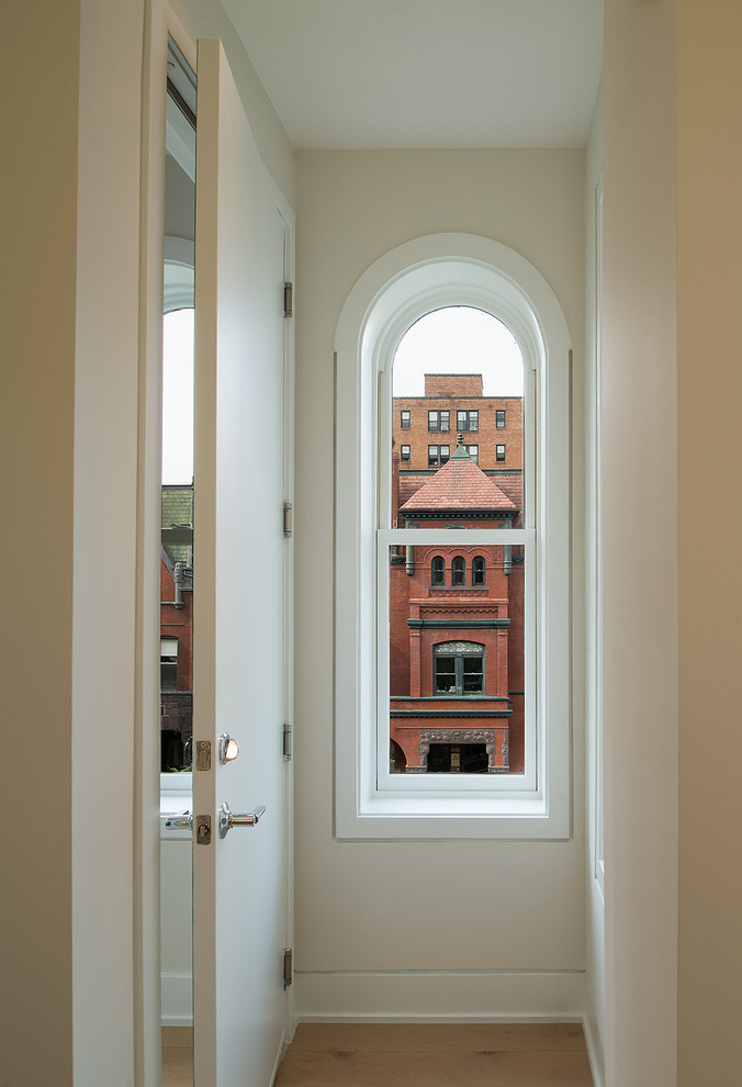 Inspiration för små moderna hallar, med vita väggar, mellanmörkt trägolv, en enkeldörr och en vit dörr