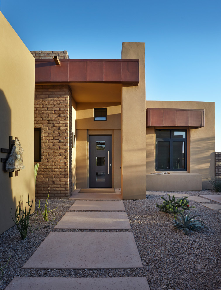 Moderne Haustür mit brauner Wandfarbe, Porzellan-Bodenfliesen, Einzeltür und grauer Haustür in Phoenix