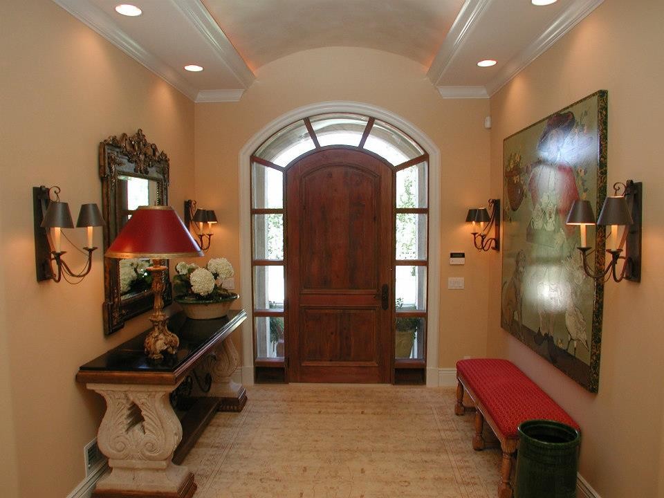 Идея дизайна: фойе среднего размера в классическом стиле с бежевыми стенами, ковровым покрытием, одностворчатой входной дверью, входной дверью из темного дерева и бежевым полом
