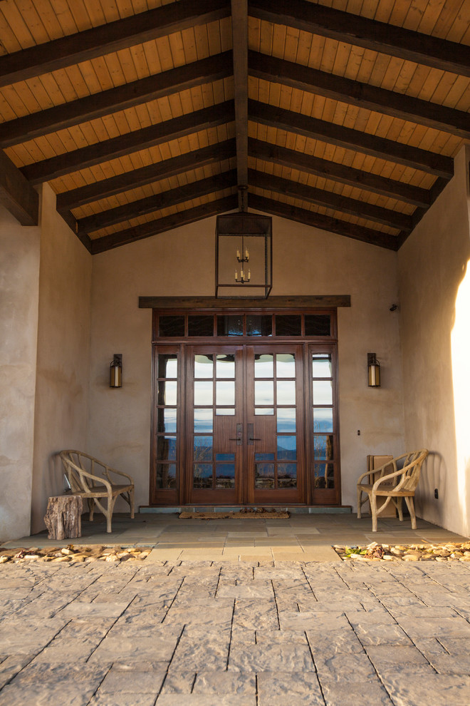Ispirazione per una porta d'ingresso chic di medie dimensioni con pareti beige, una porta a due ante e una porta in legno bruno