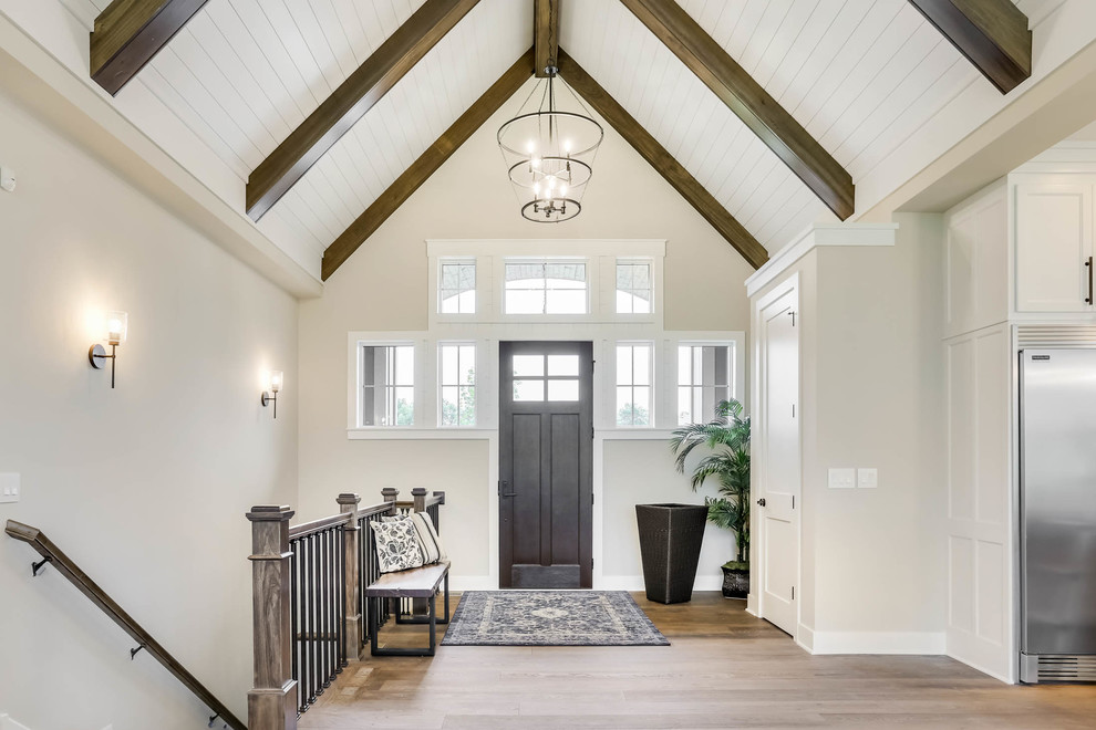 Klassische Haustür mit beiger Wandfarbe, braunem Holzboden, Einzeltür, dunkler Holzhaustür und braunem Boden in Minneapolis