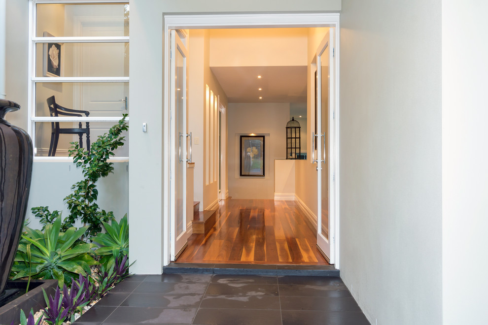 Geräumiges Modernes Foyer mit weißer Wandfarbe, braunem Holzboden, Doppeltür und weißer Haustür in Sydney