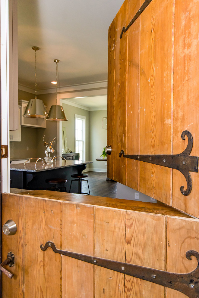Cette photo montre un vestibule nature de taille moyenne avec une porte hollandaise et une porte en bois brun.