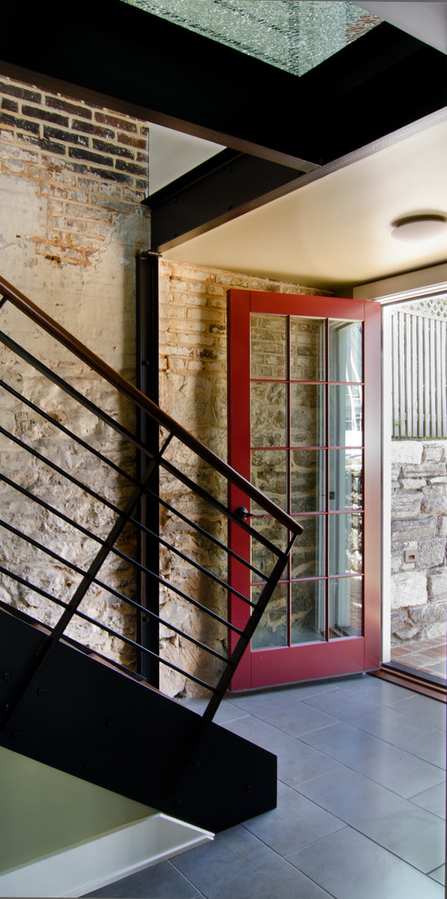 На фото: маленькая узкая прихожая в стиле модернизм с полом из сланца, одностворчатой входной дверью и стеклянной входной дверью для на участке и в саду