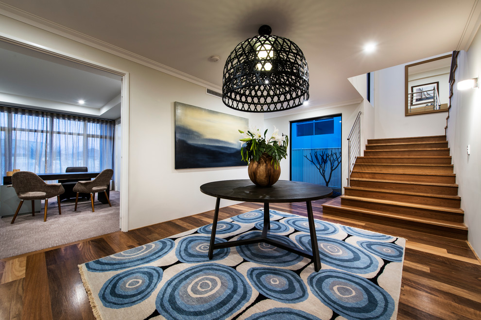 Modernes Foyer mit beiger Wandfarbe und braunem Holzboden in Perth