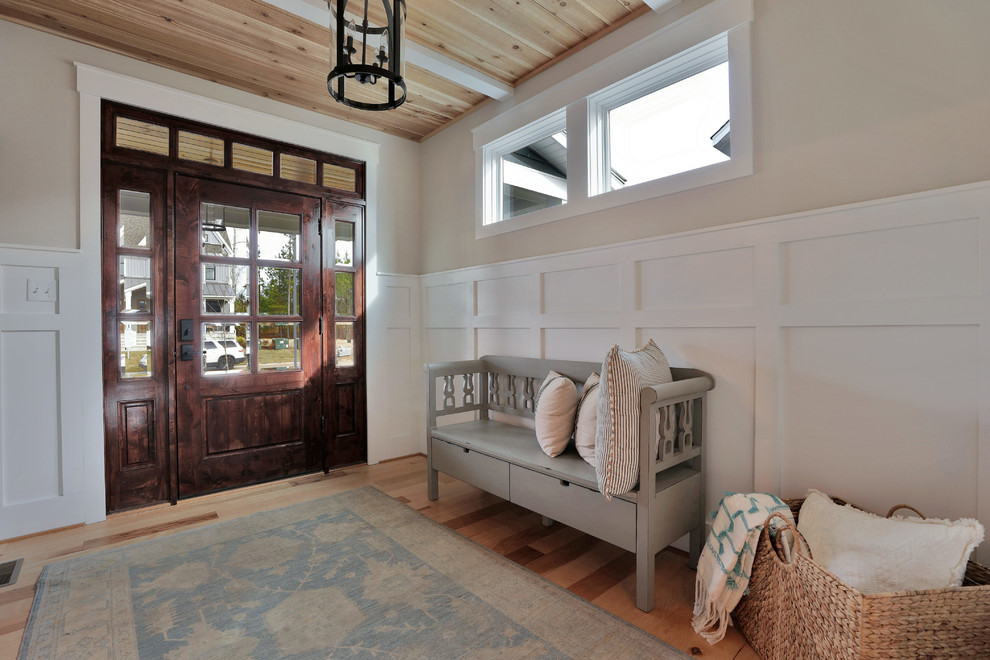 Exempel på en lantlig entré, med beige väggar, ljust trägolv, en enkeldörr och beiget golv