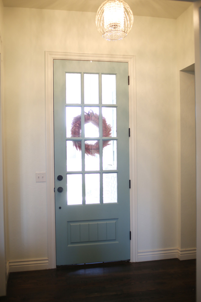 Réalisation d'un hall d'entrée craftsman de taille moyenne avec un mur beige, parquet foncé, une porte simple et une porte bleue.