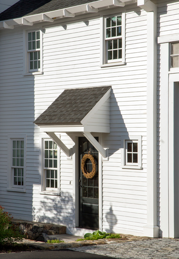 Kleine Landhausstil Haustür mit weißer Wandfarbe, Granitboden, Einzeltür und schwarzer Haustür in Boston