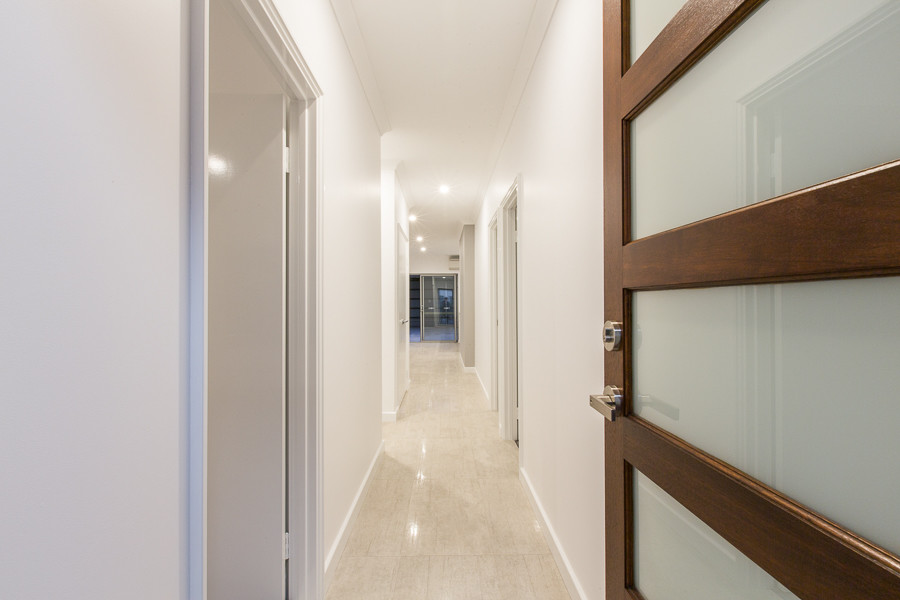 Esempio di una piccola porta d'ingresso minimalista con pareti bianche, pavimento con piastrelle in ceramica, una porta singola e una porta in legno scuro