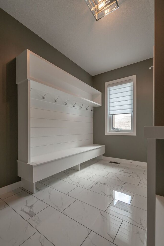 Idées déco pour une entrée craftsman de taille moyenne avec un vestiaire, un mur gris, un sol en carrelage de céramique et un sol blanc.