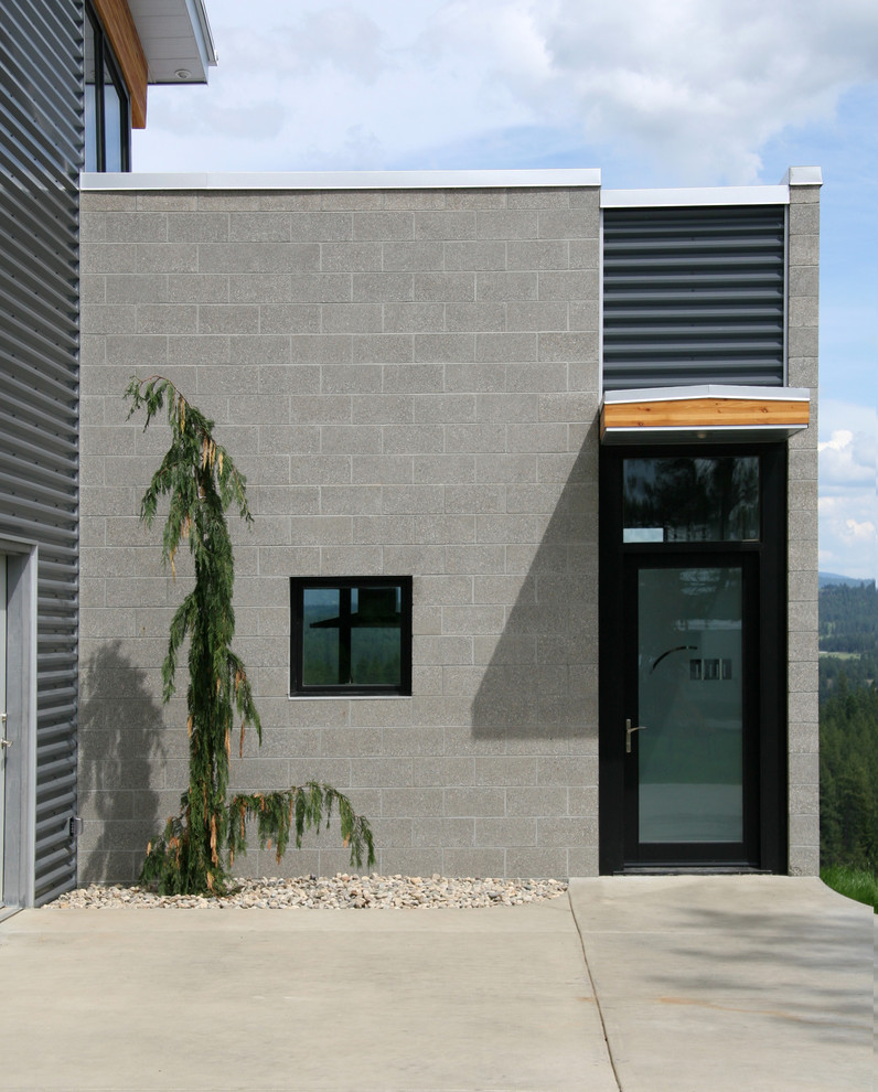 Diseño de entrada urbana con puerta simple y puerta de vidrio