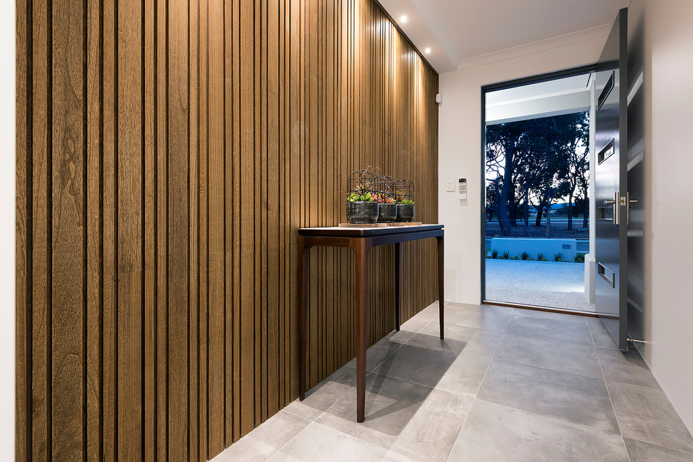 Mittelgroßes Modernes Foyer mit brauner Wandfarbe, Einzeltür und grauer Haustür in Perth