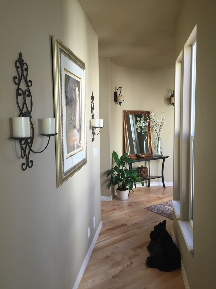 Kleines Mediterranes Foyer mit beiger Wandfarbe, hellem Holzboden und Einzeltür in Boise