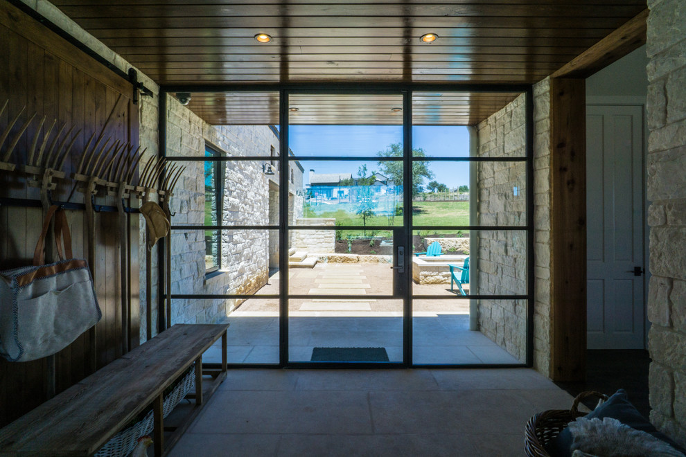 На фото: фойе среднего размера в стиле кантри с белыми стенами, бетонным полом, поворотной входной дверью, стеклянной входной дверью и белым полом