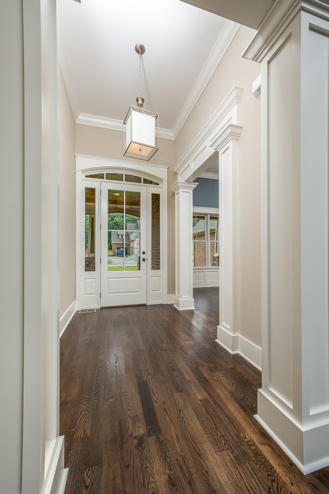 Mittelgroßer Rustikaler Eingang mit Korridor, beiger Wandfarbe, braunem Holzboden, Einzeltür und weißer Haustür in Sonstige