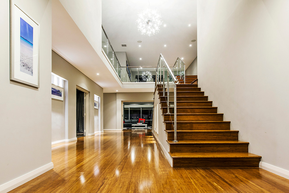 Geräumiges Modernes Foyer mit grauer Wandfarbe, braunem Holzboden, Drehtür und weißer Haustür in Perth