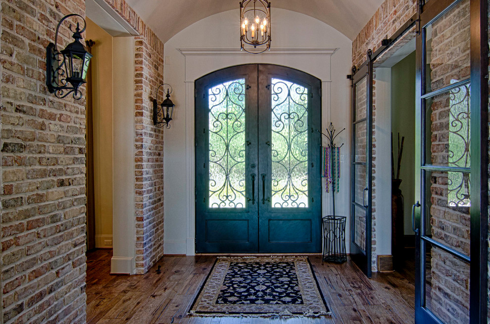 Idées déco pour un hall d'entrée classique avec un sol en bois brun et une porte double.