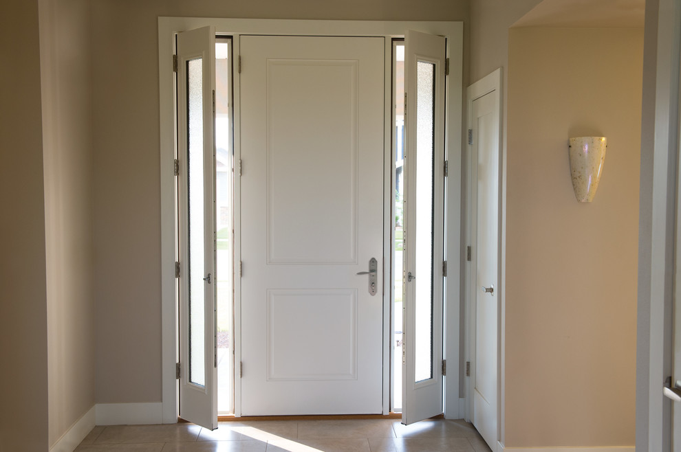 Пример оригинального дизайна: фойе в классическом стиле с бежевыми стенами, полом из керамической плитки, одностворчатой входной дверью и белой входной дверью