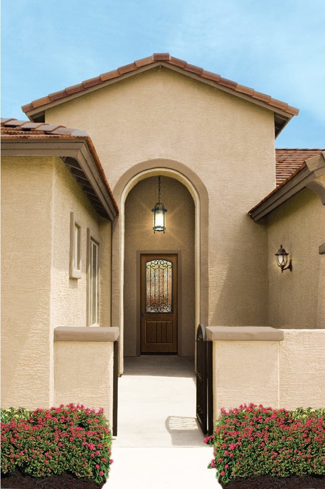 Источник вдохновения для домашнего уюта: входная дверь среднего размера в классическом стиле с одностворчатой входной дверью и входной дверью из дерева среднего тона
