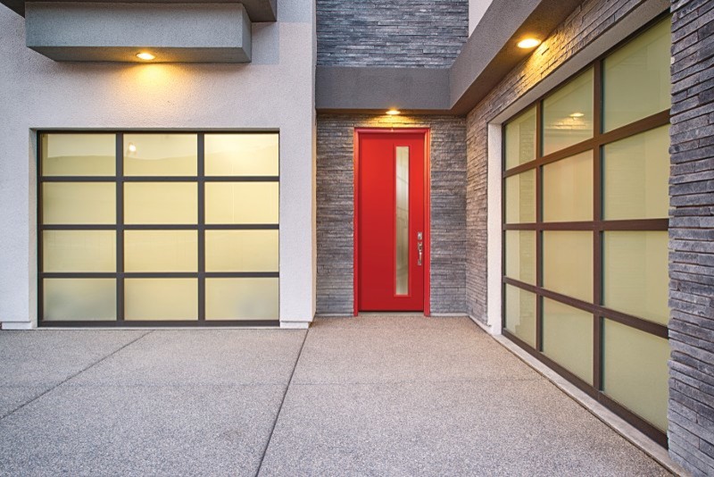 Idée de décoration pour une porte d'entrée design de taille moyenne avec une porte simple et une porte rouge.