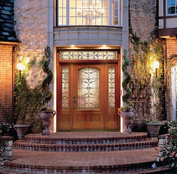 Cette image montre une porte d'entrée traditionnelle de taille moyenne avec une porte simple et une porte en bois brun.
