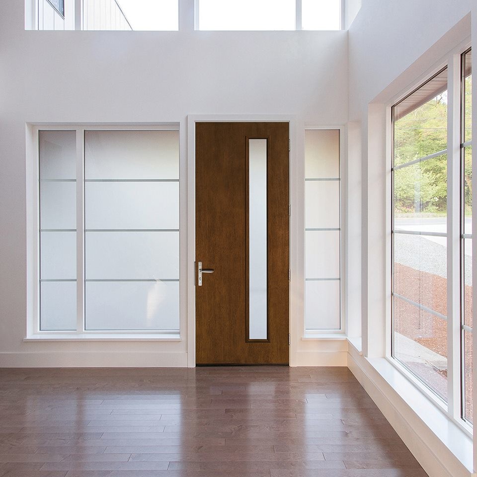 Ispirazione per una grande porta d'ingresso moderna con pareti bianche, parquet scuro, una porta singola e una porta in legno bruno