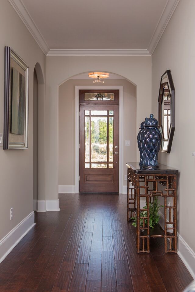 Imagen de puerta principal clásica de tamaño medio con paredes beige, suelo de madera oscura, puerta simple y puerta de vidrio