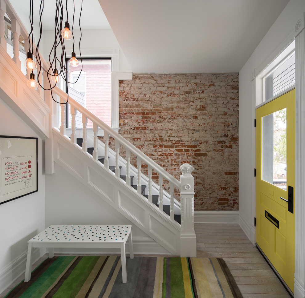 Mittelgroße Moderne Haustür mit weißer Wandfarbe, hellem Holzboden, Einzeltür, gelber Haustür und weißem Boden in Denver