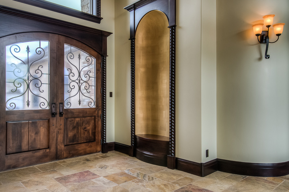 Esempio di un'ampia porta d'ingresso classica con pareti beige, pavimento in travertino, una porta a due ante e una porta in legno scuro