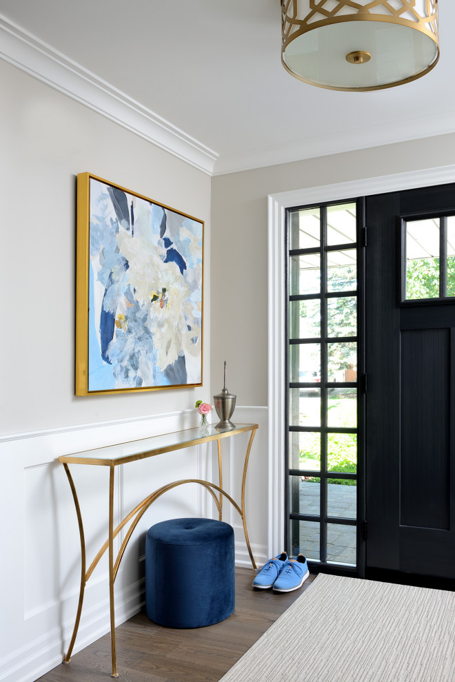Kleine Klassische Haustür mit braunem Holzboden, Einzeltür und vertäfelten Wänden in Toronto