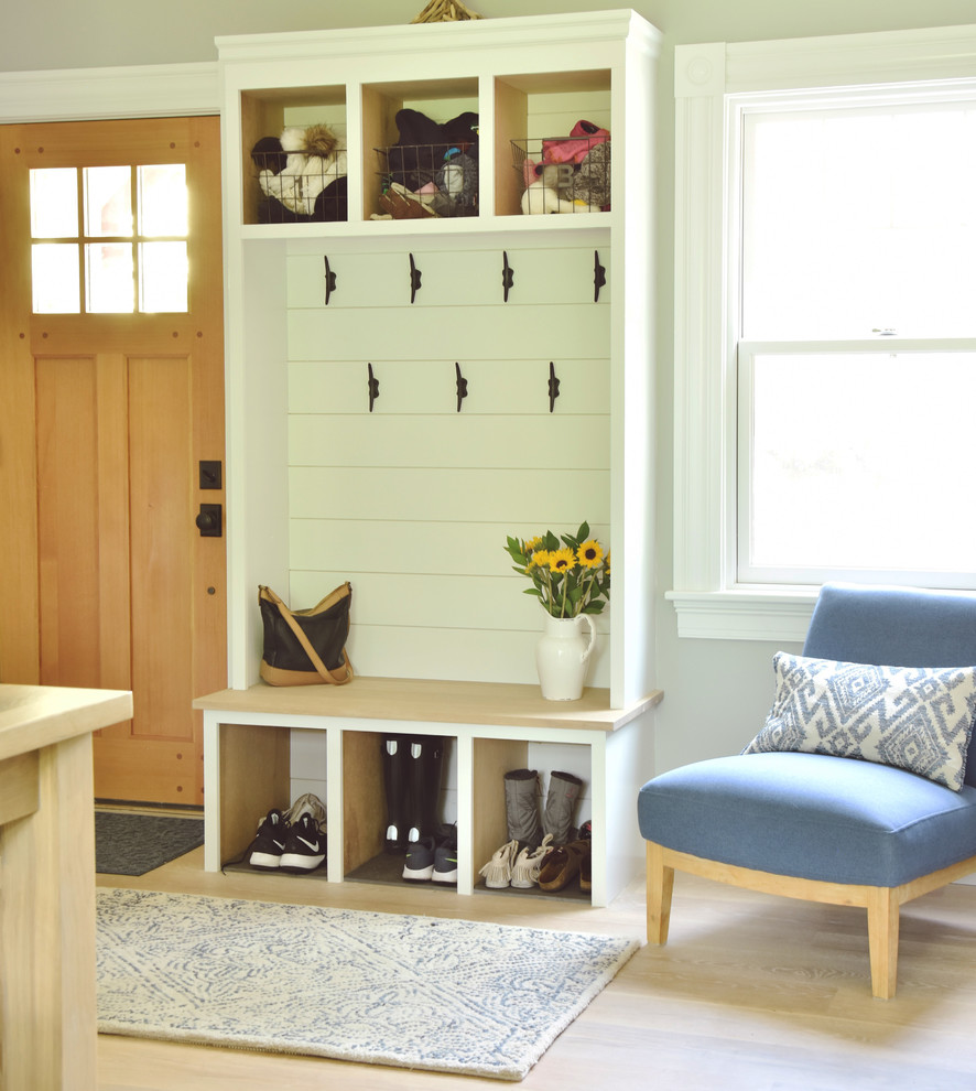 Diseño de vestíbulo posterior de estilo de casa de campo con suelo de madera clara, puerta simple y suelo beige