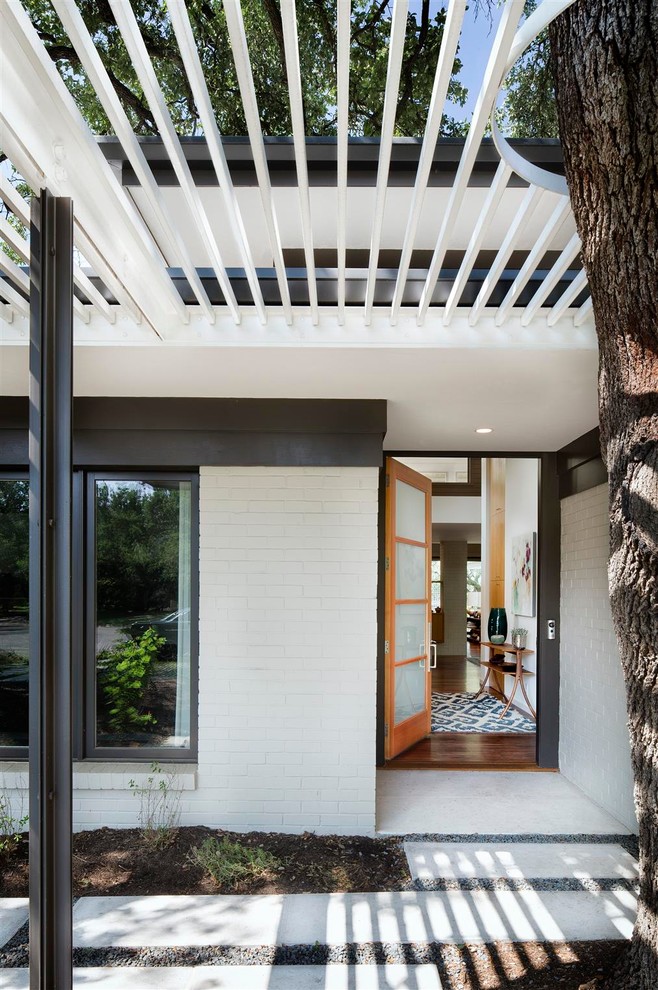 Moderne Haustür mit Einzeltür und hellbrauner Holzhaustür in Austin