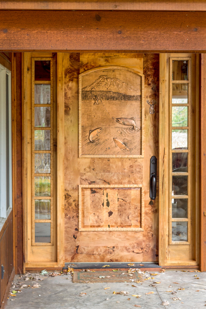 Foto de puerta principal de estilo americano de tamaño medio con puerta simple y puerta de madera en tonos medios
