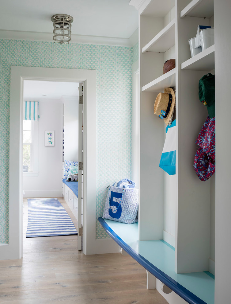 Источник вдохновения для домашнего уюта: тамбур в морском стиле с зелеными стенами и светлым паркетным полом