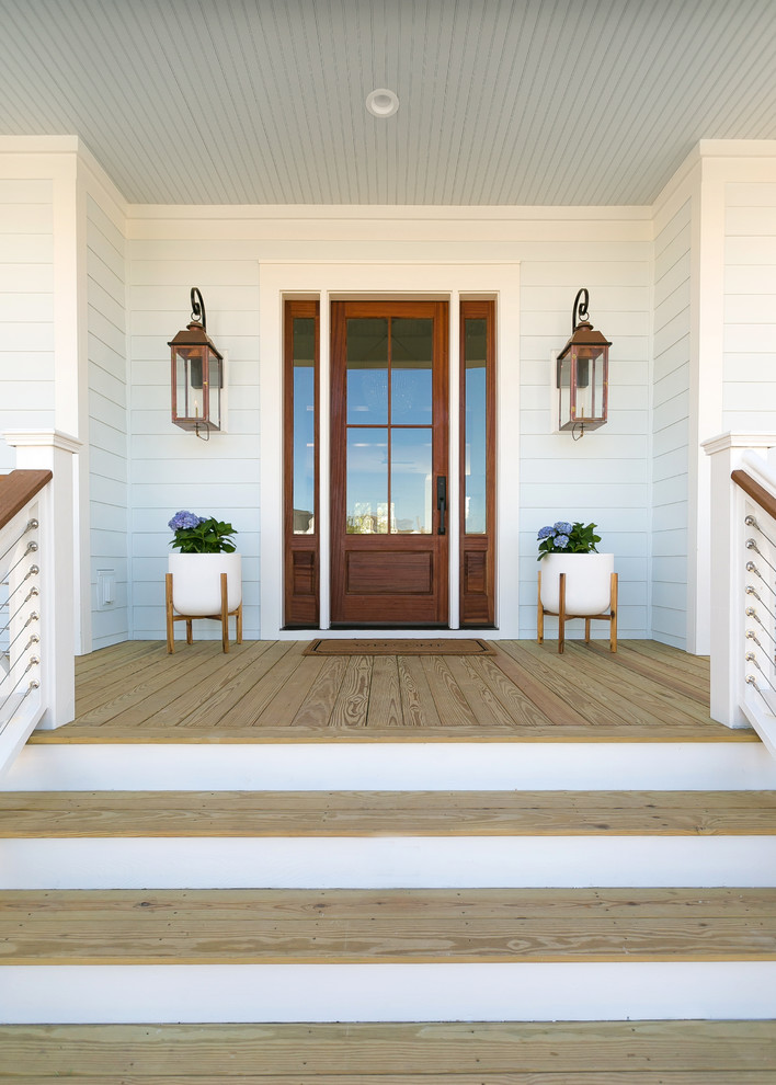 Große Landhaus Haustür mit blauer Wandfarbe, hellem Holzboden, Einzeltür, Haustür aus Glas und beigem Boden in Charleston