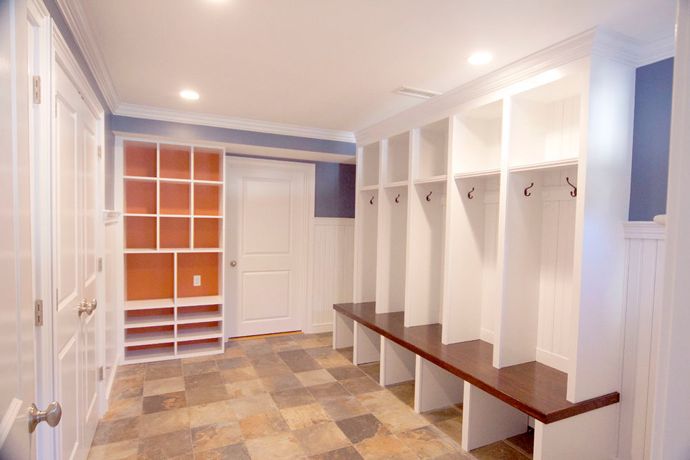 Idée de décoration pour une entrée craftsman de taille moyenne avec un vestiaire, un mur bleu et un sol en carrelage de céramique.