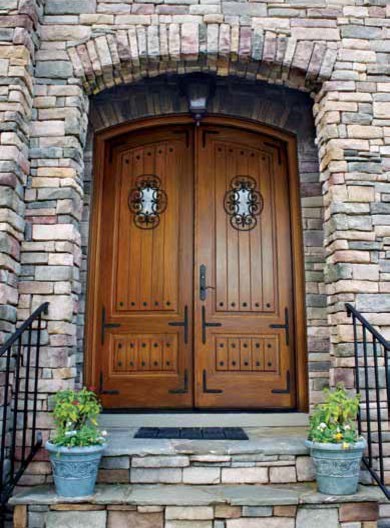 Mittelgroße Mediterrane Haustür mit brauner Wandfarbe, Doppeltür und heller Holzhaustür in Tampa