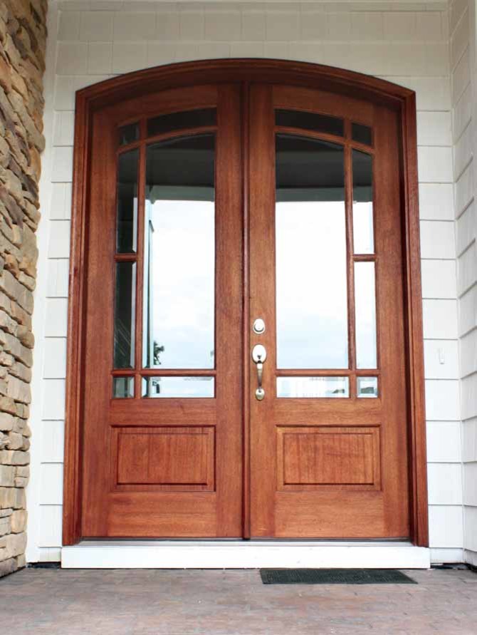 Idées déco pour une porte d'entrée classique de taille moyenne avec un mur blanc, un sol en ardoise, une porte double et une porte en bois clair.