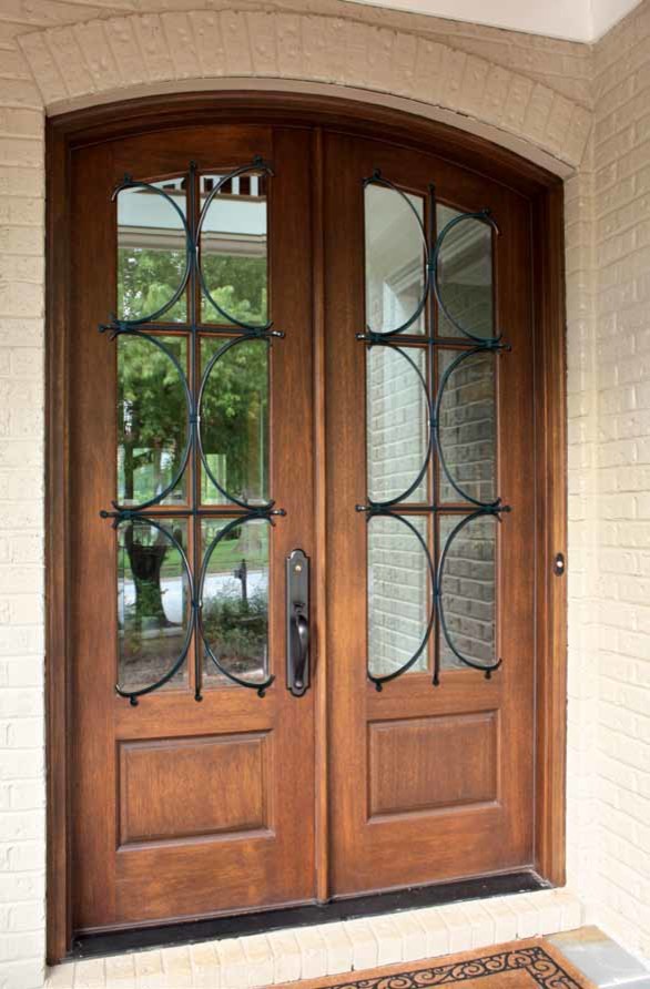 Foto di una porta d'ingresso tradizionale di medie dimensioni con pareti grigie, pavimento in cemento, una porta a due ante e una porta in legno chiaro