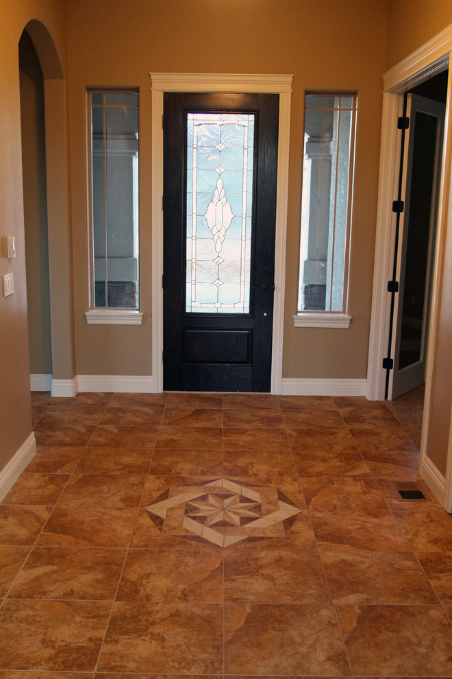 Aménagement d'une porte d'entrée classique de taille moyenne avec un mur beige, un sol en carrelage de céramique, une porte simple et une porte en verre.